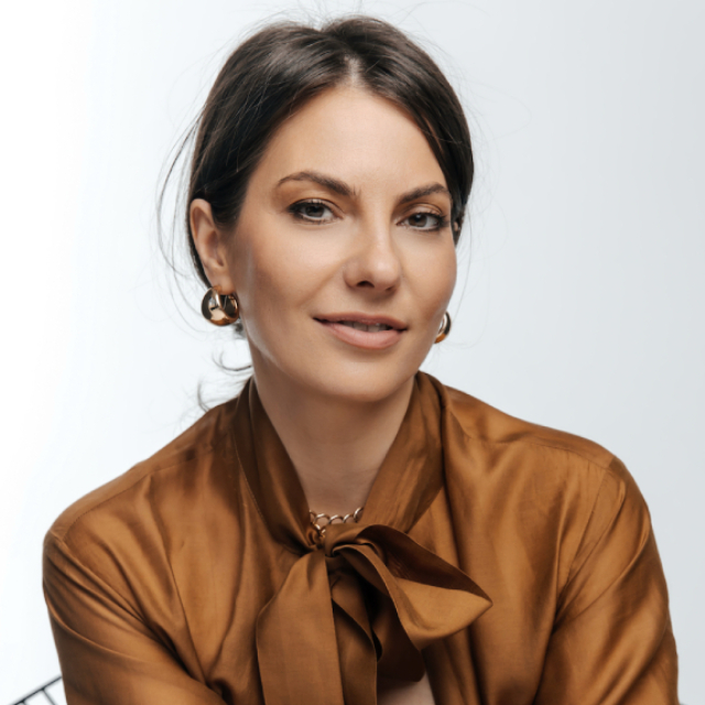 Анна Лежнева